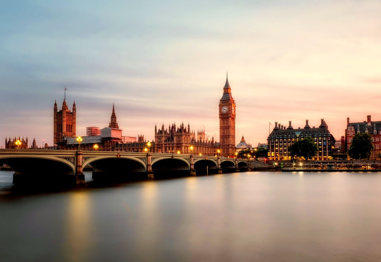英国留学申请材料与选校对比场景